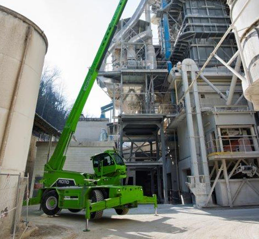 Heavy lift telehandler in operation